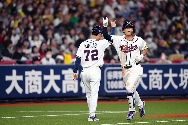 한국 야구대표팀 김도영(오른쪽)이 2일 일본 오사카 교세라돔에서 열린 일본프로야구 한신과의 월드베이스볼클래식(WBC) 첫 공식 평가전에서 5회 3-3을 만드는 동점 솔로포를 터뜨린 뒤 세리머니를 하며 베이스를 돌고 있다. 김도영은 1번 타자로 출전해 3타수 2안타(1홈런)로 활약했다. 오사카=게티이미지