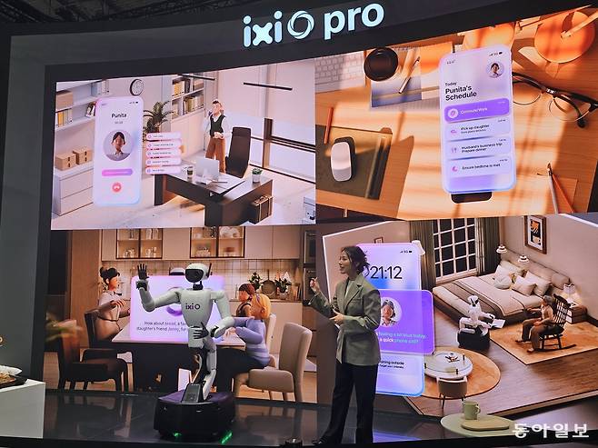 ‘MWC 2026’ 개막 전날인 1일(현지 시간) 바르셀로나 피라 그란 비아 전시장 LG유플러스 부스에서 익시오 프로를 통해 휴머노이드 로봇이 가사를 수행하는 모습이 시연됐다. 바르셀로나=김재형 기자 monami@donga.com