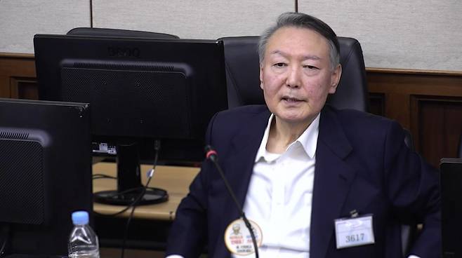 고위공직자범죄수사처(공수처) 체포영장 집행 방해 및 국무위원 심의권 침해로 재판에 넘겨진 윤석열 전 대통령이 26일 서울 서초구 중앙지방법원에서 열린 1심 결심 공판에서 최후 진술을 하고 있다. (중앙지법 제공) 2025.12.26