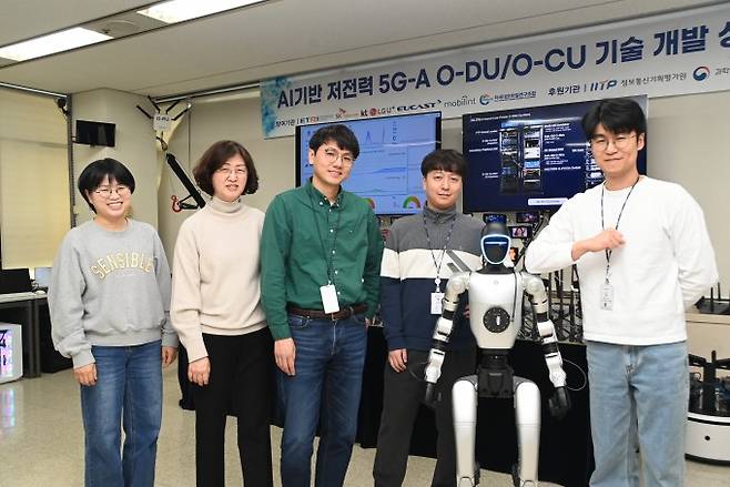 ETRI 연구진이 오픈랜 기반 저전력 기지국 소프트웨어 개발에 성공했다. ETRI 제공