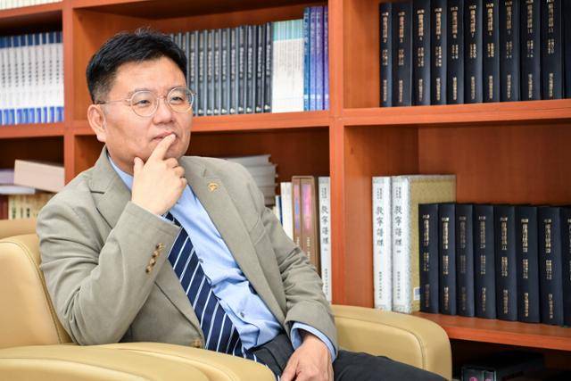 지난달 27일 서울 서초구 한국연구재단 서울청사에서 윤비 인문사회연구본부장이 본보와 인터뷰를 하고 있다. 윤기훈 인턴기자