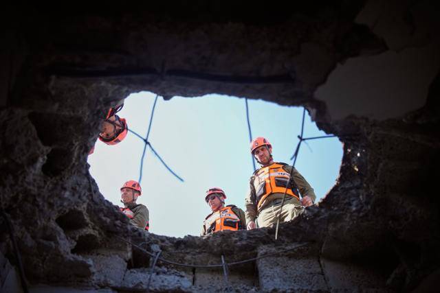 이스라엘 페타티크바에서 이란 미사일 공격으로 피해를 입은 아파트 건물을 3일 이스라엘 민방위사령부 장교들이 점검하고 있다. 페타티크바=AP 연합뉴스