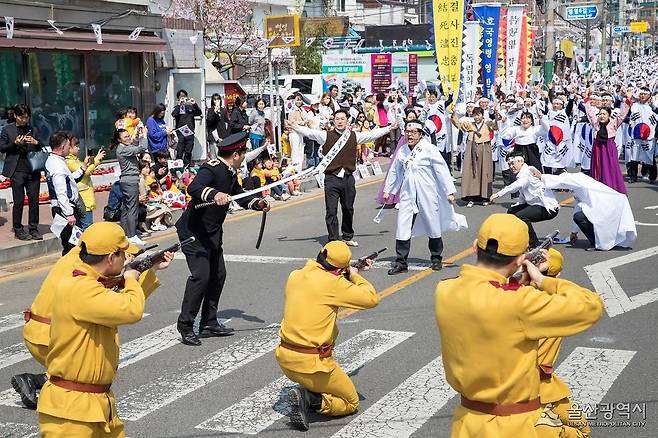 울산에선 '3·1만세운동'이 4월이다. 독립을 염원했던 그날을 재현하는 기념행사가 매년 세 차례 4월에 열리기 때문이다. 올해도 4월 초 울산 울주군 언양읍, 중구 병영동, 울주군 온양읍 남창리에서 각각 울산의 3.1만세운동 재현행사가 개최된다. 독립운동에 헌신한 순국선열을 기리는 묵념, 당시 만세운동을 재현하는 연극 공연, 시민들이 태극기를 흔들며 대한독립만세를 외치는 시가 행진 등이 이어진다. 사진 울산시