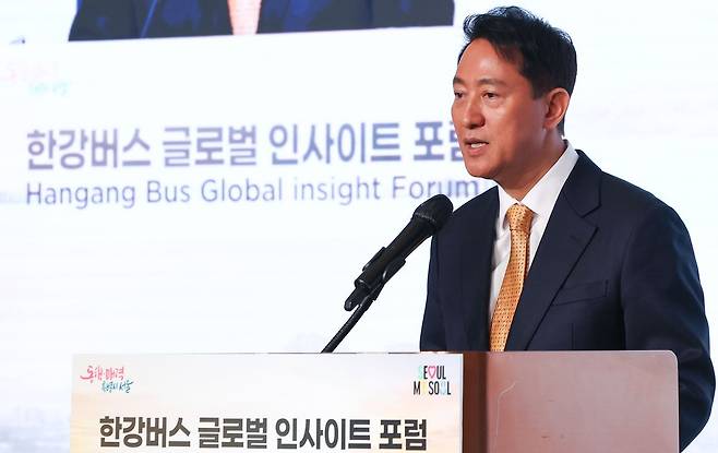 오세훈 서울시장이 24일 서울 마포구 호텔나루 서울 엠갤러리에서 열린 한강버스 글로벌 인사이트 포럼에서 인사말을 하고 있다. 뉴스1