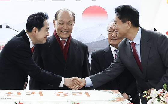 장동혁 국민의힘 대표(왼쪽)와 오세훈 서울시장이 지난 1월 1일 오전 서울 여의도 중앙당사에서 열린 2026 국민의힘 신년 인사회에서 인사하고 있다. 임현동 기자