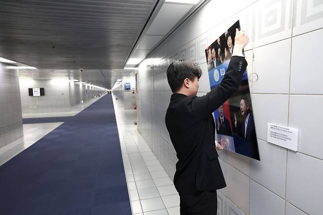 3일 국회에서 국회 본관 지하통로의 윤석열 전 대통령의 취임 선서 사진을 철거하고 있다. 사진 우원식 국회의장실 제공