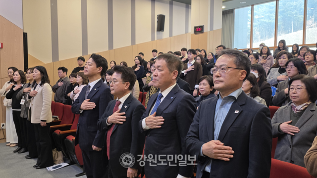 ▲ ‘독서국가 선도도시 춘천 선언식’이 3일 오후 춘천시립도서관에서 육동한 춘천시장, 김영호 국회 교육위원장, 장진호 춘천교육장과 시민 등이 참석한 가운데 열렸다. 정민엽 기자
