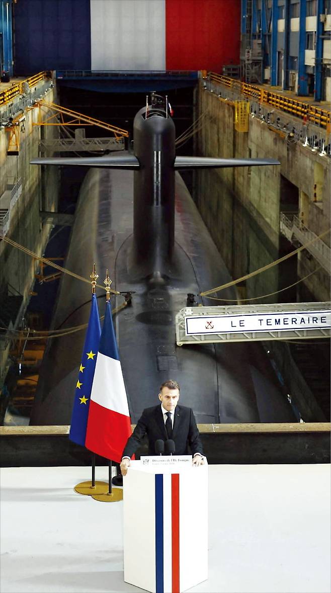 < 마크롱, 핵잠 앞에서 연설 >
에마뉘엘 마크롱 프랑스 대통령이 2일(현지시간) 프랑스 북서부 일롱그섬 해군기지에 방문해 핵잠수함 르테메레르 앞에서 연설하고 있다. AFP연합뉴스