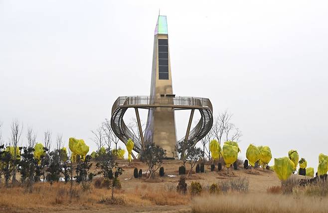 태양의 정원 중앙에 해시계를 형상화한 전망대가 설치되어 있다.