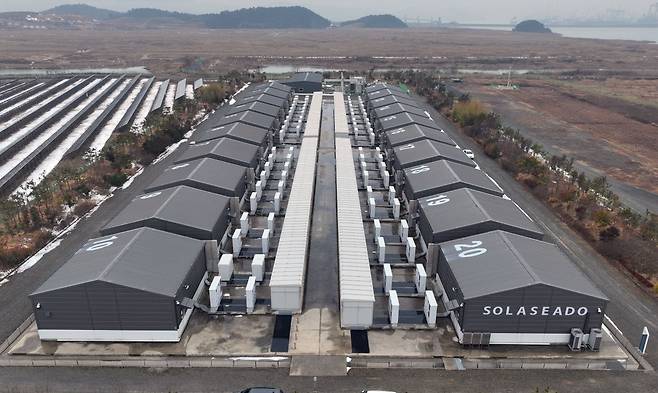 지난달 24일 전남 해남군 솔라시도 태양광 발전소에 에너지 저장장치 ESS동이 안전을 위해 20개 동으로 나뉘어 설치되어 있다.
