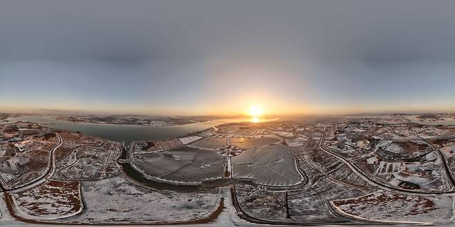 지난달 23일 전남 해남군 산이면 구성리에 위치한 솔라시도 태양광 발전소와 'RE100 전용 산업단지' 넘어로 태양이 떠오르고 있다.