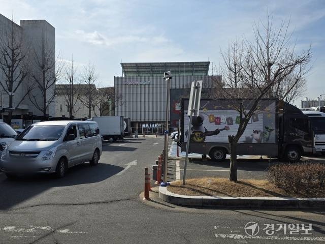최근 GTX-B 노선 환기구 설치 장소로 논란이 된 부천시청 직장어린이집 앞 주차장. 김종구기자