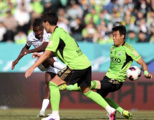 부천FC의 몬타뇨가 지난 1일 전주월드컵경기장에서 열린 2026시즌 리그 1라운드 전북 현대전서 슈팅을 시도하고 있다. 부천 제공