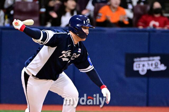 9일 오후 서울 구로구 고척스카이돔에서 진행된 '2025 NAVER K-BASEBALL SERIES' 대한민국-체코와의 평가전 경기. 대한민국 문보경이 3회초 1사 2,3루에서 내야 땅볼을 때리고 있다./마이데일리