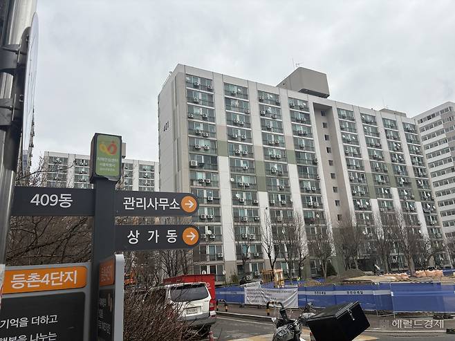 등명초등학교 바로 앞에 있는 등촌주공 4단지 아파트의 모습. 정주원 기자