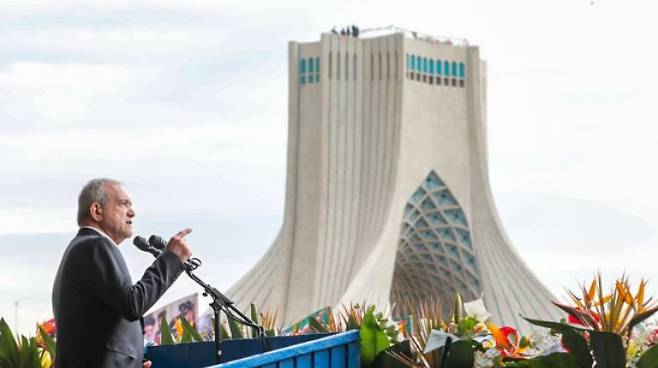 지난 해 6월 핵시설에 대한 공격을 받았을 때와 달리, 이란이 이번에는 강력한 보복 공격으로 맞설 것이라는 전망이 나오고 있다. 사진은 지난 달 11일 테헤란에서 열린 행사에서 연설하는 마수드 페제슈키안 이란 대통령. 이란 대통령실 홈페이지 캡처