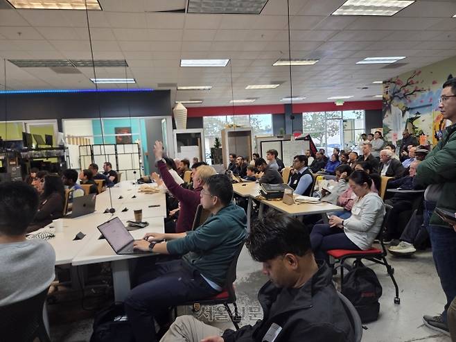 미국 캘리포니아 마운틴뷰에 위치한 실리콘밸리 개발자 커뮤니티인 ‘해커 도조’에서 25일 열린 ‘농업 분야 피지컬 인공지능(AI)’ 강연에서 개발자들이 토론을 진행하고 있다.