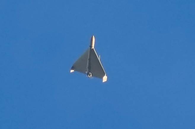 17일(현지시간) 러시아가 발사한 이란제 샤헤드 자폭 드론이 우크라이나 수도 키이우의 건물과 충돌하기 직전 하늘을 가로지르는 모습. 2022.10.17 키이우 AP 연합뉴스