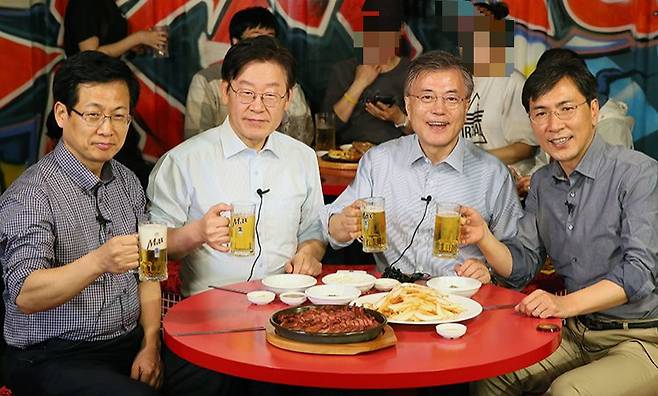 2017년 4월 8일 문재인 당시 더불어민주당 대선후보가 서울 마포구 한 호프집에서 경선을 치른 후보들과 함께 잔을 부딪치고 있다. 왼쪽부터 당시 기준으로 최성 고양시장, 이재명 성남시장, 문재인 후보, 안희정 충남지사. 뉴스1