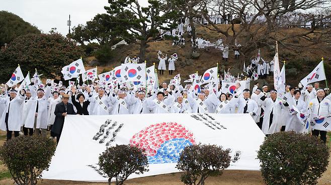 시민 참여형 '손도장 태극기몹' 재현 행사가 3월1일 조천만세동산에서 펼쳐지고 있다. ⓒ제주도 제공