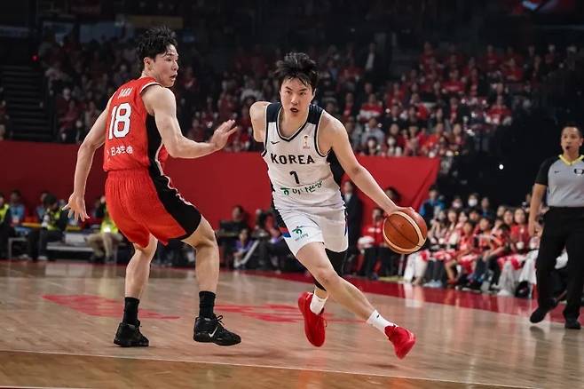 농구대표팀 이현중이 1일 일본 오키나와현 아레나에서 열린 2027 FIBA 월드컵 아시아 예선 1라운드 B조 4차전 일본과의 경기에서 돌파하고 있다. FIBA 제공