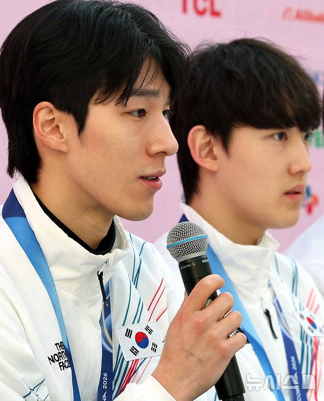 취재진 질문에 답하는 황대헌(왼쪽). /사진=뉴시스