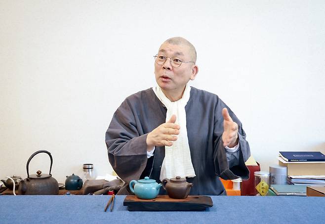 ㈔울산광역시불교종단연합회와 대한불교조계종 울산시사암연합회 회장으로 재임하게 된 혜원스님(울산 해남사 주지)이 연임 100일을 맞아 앞으로의 포부를 밝히고 있다. 이수화 기자