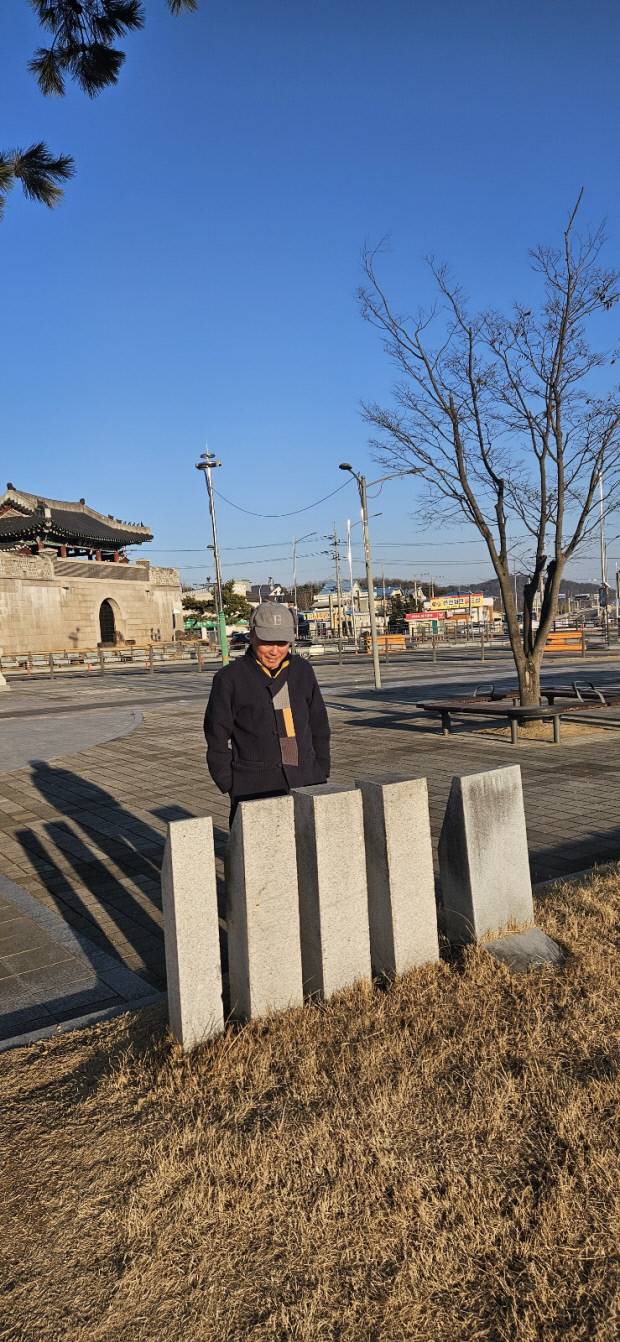 선산읍 삼층석탑앞 1894년 동학농민혁명 기념비석들.