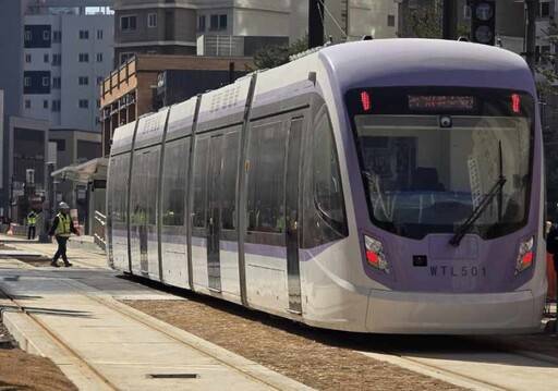 지난달 19일 시운전을 시작한 위례선 트램이 선로를 따라 움직이고 있다. /아이파크플러스 공인중개사무소