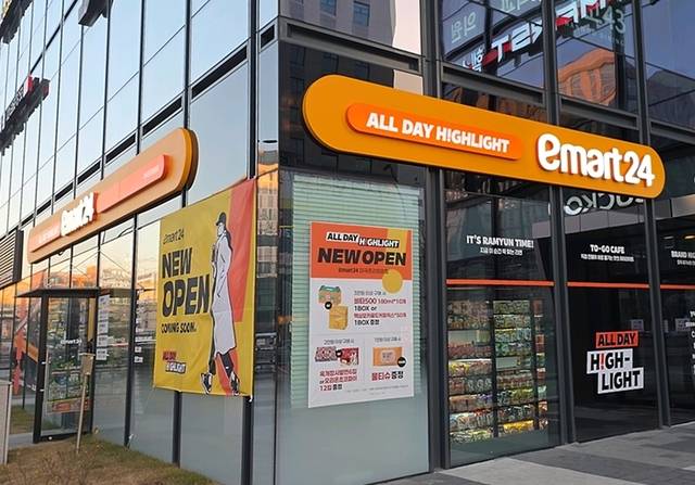 이마트24가 지난 해 발표한 ‘상생선언’이 실제 경영주 수익 개선으로 이어지고 있는 것으로 나타났다. 사진은 이마트24가 선보인 프로토타입 매장 ‘마곡프리미엄점’ 외관 모습.(이마트24 제공)