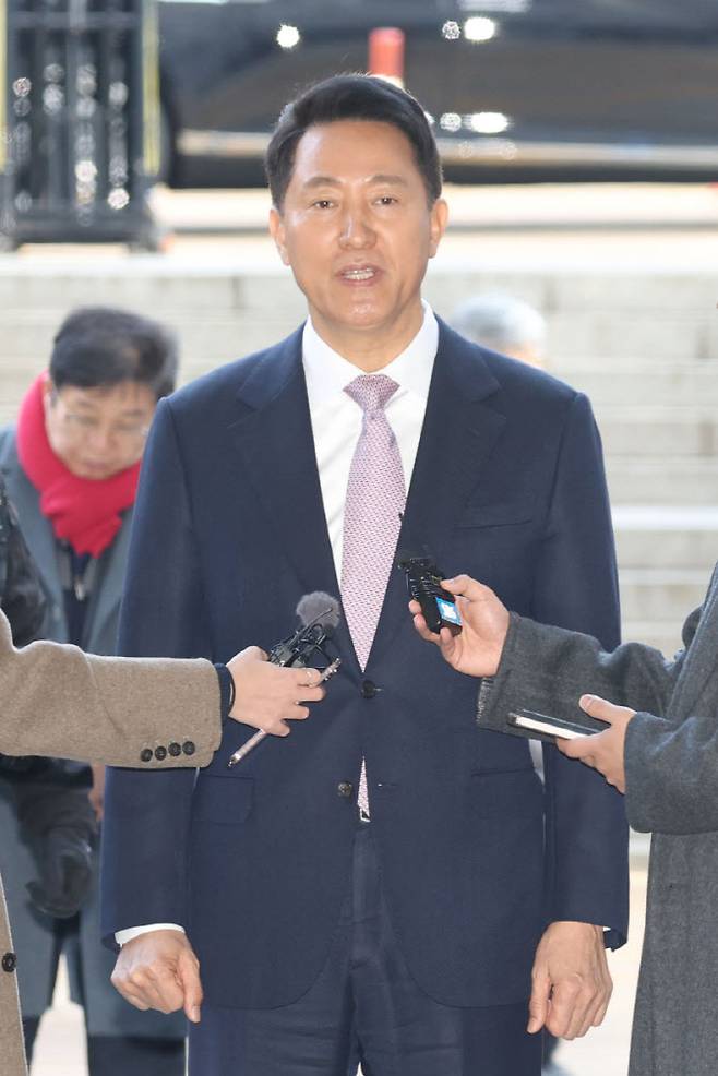 '명태균 여론조사비 대납' 의혹으로 기소된 오세훈 서울시장이 4일 오전 서울시 서초구 서초동 서울중앙지방법원에서 열린 정치자금법위반 첫 공판에 출석하고 있다.