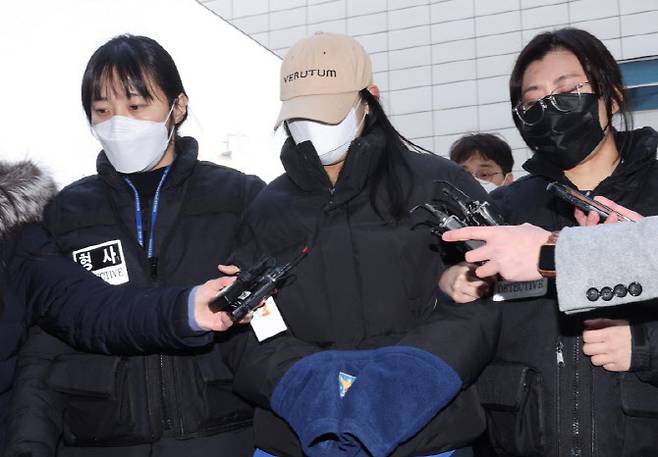 서울 강북구 수유동 모텔에서 남성 2명을 숨지게 한 혐의를 받는 20대 여성 김모씨가 지난달 12일 서울북부지법에서 영장실질심사를 받기 위해 출석하고 있다. (사진=연합뉴스)