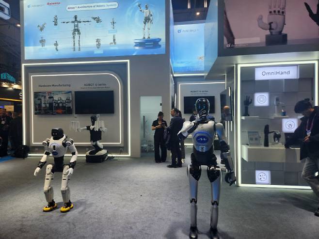 중국 휴머노이드 전문 기업 애지봇의 MWC26 전시장에 휴머노이드가 관람객들을 맞이하고 있다.(사진=이소현 기자)