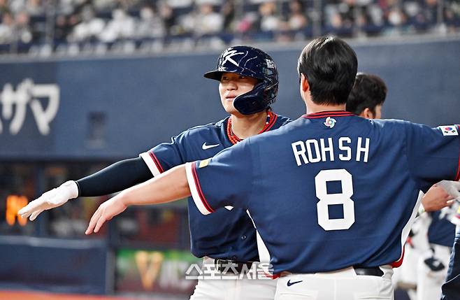 WBC 대한민국 야구대표팀의 김도영(왼쪽)이 3일 일본 오사카 교세라돔에서 열리는 오릭스 버팔로스와 연습경기 2회초 2사 1-3루 상황에서 오릭스 선발 가타야마를 상대로 3점 홈런을 치고 노시환과 함께 세리머니를 하고 있다. 오사카 | 박진업 기자 upandup@sportsseoul.com