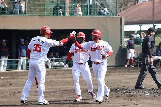 SSG가 3일 일본 미야자키 아야니시키바루 구장에서 열린 롯데와 평가전에서 득점한 뒤 하이파이브를 나누고 있다. 사진 | SSG 랜더스