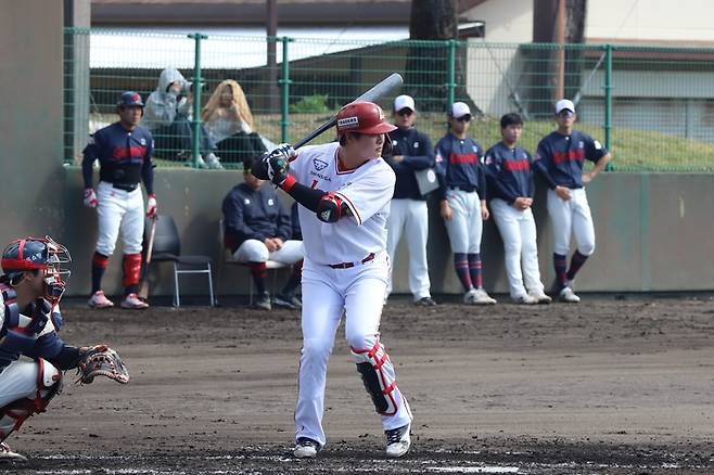 SSG 고명준이 3일 일본 미야자키 아야니시키바루 구장에서 열린 롯데와 평가전에서 타격하고 있다. 사진 | SSG 랜더스