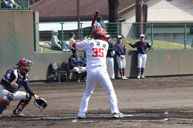 SSG 한유섬이 3일 일본 미야자키 아야니시키바루 구장에서 열린 롯데와 평가전에서 타격에 임하고 있다. 사진 | SSG 랜더스