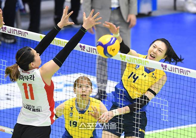 현대건설 양효진(오른쪽)이 21일 수원체육관에서 열린 2025-2026 V리그 여자부 페퍼저축은행과의 경기에서 속공을 하고 있다, 2026. 1. 21. 수원 | 박진업 기자 upandup@sportsseoul.com