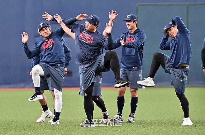 WBC 대한민국 야구대표팀의 이정후(맨 왼쪽)와 류현진이 3일 일본 오사카 교세라돔에서 열리는 오릭스 버팔로스와의 연습경기에 앞서 몸을 풀고 있다. 왼쪽부터 이정후, 류현진, 구자욱, 박동원. 사진 | 박진업 기자 upandup@sportsseoul.com