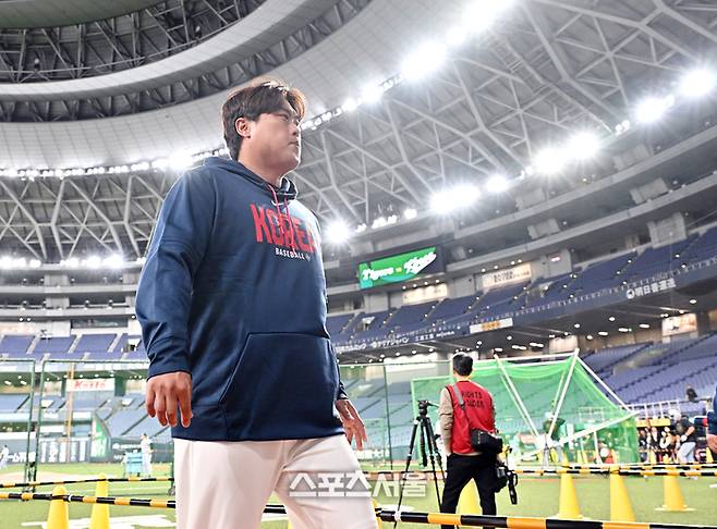WBC 대한민국 야구대표팀의 류현진이 2일 일본 오사카 교세라돔에서 열리는 한신 타이거즈의 경기에 앞서 그라운드를 이동하고 있다. 사진 | 박진업 기자 upandup@sportsseoul.com