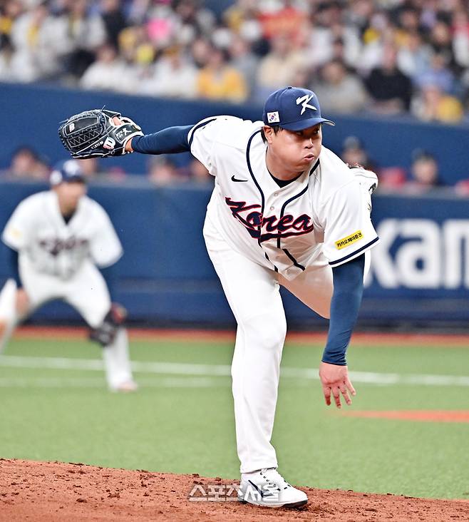WBC 대한민국 야구대표팀의 류현진이 2일 일본 오사카 교세라돔에서 열린 한신 타이거즈와의 연습경기 6회말 등판해 힘차게 공을 던지고 있다. 사진 | 박진업 기자 upandup@sportsseoul.com