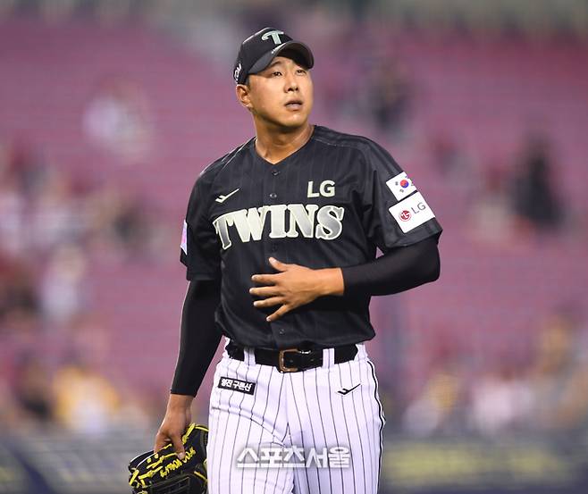 LG 투수 정우영이 17일 서울 잠실구장에서 열린 2025 KBO리그 NC와 경기 5회초 1사만루 상대 데이비슨을 병살타 처리한 후 안도의 한숨을 쉬고 있다. 잠실 | 최승섭기자 thunder@sportsseoul.com