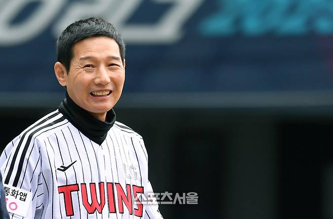 LG 염경엽 감독이 26일 잠실구장에서 열리는 2025 KBO리그 한화와 한국시리즈 1차전에 박용택 해설위원과 이야기를 나누며 환하게 웃고 있다. 잠실 | 박진업 기자 upandup@sportsseoul.com