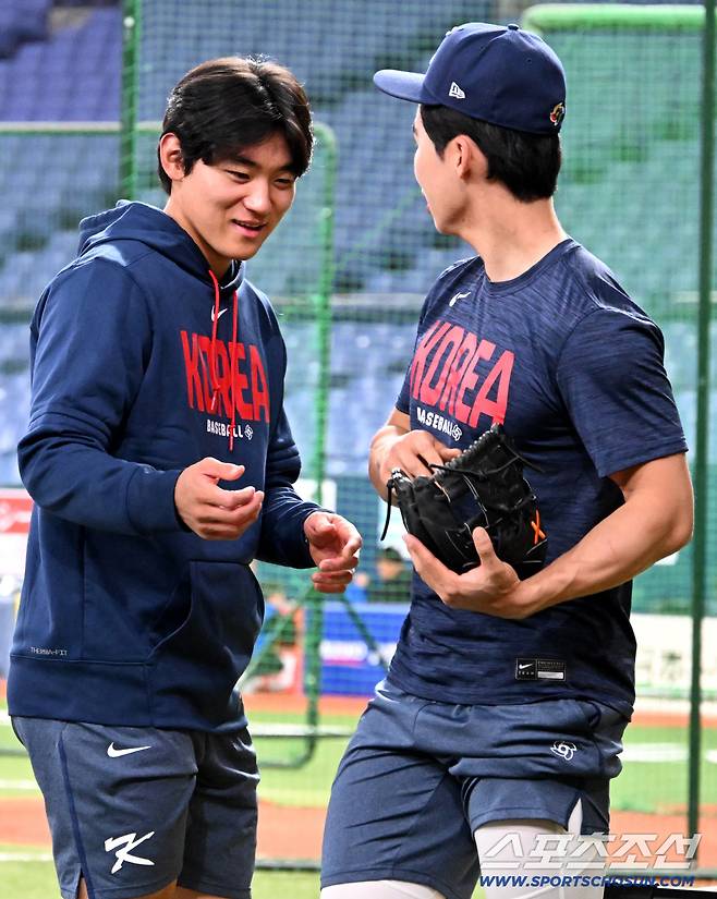 자신의 손을 요리조리 피하는 김혜성의 장난에 웃음이 터진 김도영