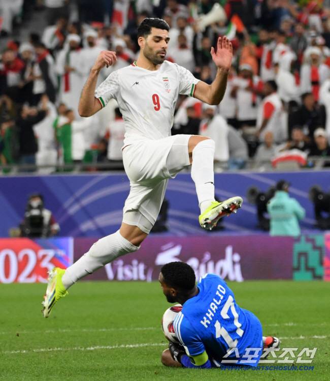 23일(현지시간) 카타르 알라이얀 에듀케이션 시티 스타디움에서 열린 2023 아시아축구연맹(AFC) 카타르 아시안컵 이란과 아랍에미리트의 경기. 이란 타레미 공격을 아랍에미리트 골키퍼 에이사가 차단하고 있다. 알라이얀(카타르)=박재만 기자 pjm@sportschosun.com/2024.01.23/