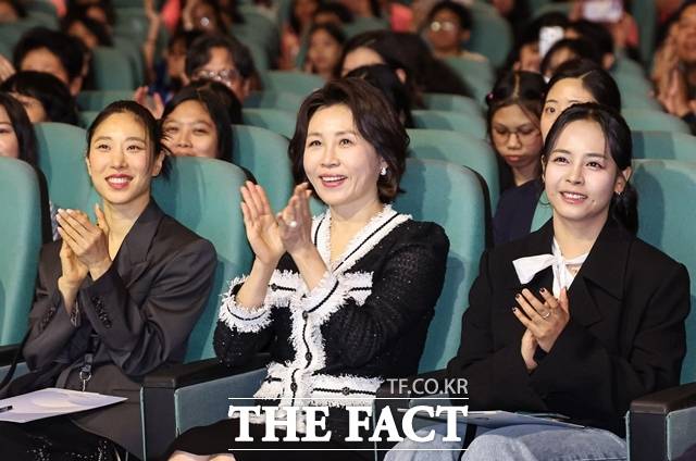 영부인 김혜경 여사가 4일(현지시간) 필리핀 마닐라 메트로폴리탄 극장에서 열린 케이팝 커버댄스 경연대회 '모두의 케이팝(Everyone’s Kpop)' 축제에 참석해 공연을 관람하며 박수를 치고 있다. /뉴시스