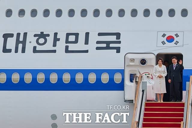 싱가포르·필리핀 국빈 방문길에 오르는 이재명 대통령과 김혜경 여사가 1일 경기도 성남시 서울공항에서 대통령 전용기인 공군 1호기에 올라 인사하고 있다. /청와대