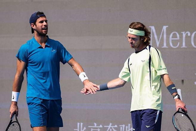 2025년 파트너로 종종 복식에도 출전했던 하차노프(좌)와 루블레프(우) / 게티이미지코리아