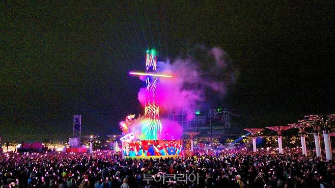 2026 타이완등불축제 주등 '광목–세계의 아리산(光 沐–世界的阿里山)'이 점등되자 일제히 관람객들이 주등을 바라보며 사진、 영상을 찍고 있다/사진-투어코리아