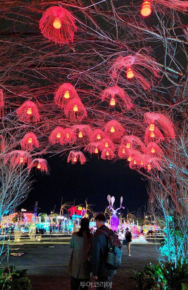 타이완등불축제는 즐기는 여행객/사진-투어코리아
